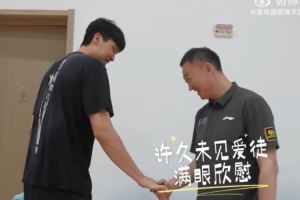 杨瀚森回到青岛的“家”中，重逢久违的教练和队友，喜悦之情溢于言表