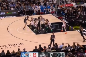 马刺队连中两记三分球，球队连续传递球至瓦塞尔，他在弧顶位置获得空位，再次投中三分球！