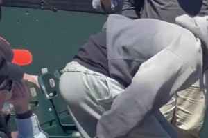 波杰与WNBA球星克拉克一同观战MLB，两人开心聊天~