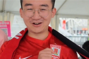 我们携手成为第12人，共同为亚泰加油祝福！ 高考学子齐聚奥体场助威