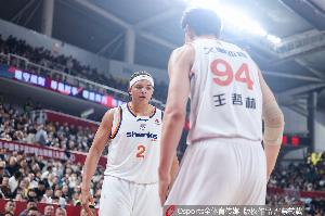 CBA总决赛第二场名单公布：怀特塞德缺席，洛夫顿、孙铭徽、王哲林等在名单之中。