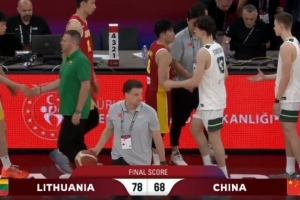 记者：张宇辰状态低迷，中国U17男篮远投乏力，陈昱休投篮失准
