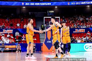 苏群指出：当前CBA需具备资金实力，同时需擅长组建队伍与打造深厚阵容以应对突发情况
