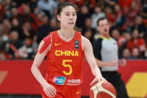 《报道：我国女篮国家队七位球员赴海外训练，留学风潮或引发正面与负面影响并存》