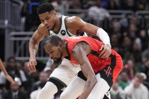字母哥称NBA防守最棘手的球员为杜兰特，他可能成为史上最优秀的得分手。