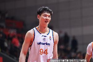 王哲林上半场表现强势，但投篮命中率低，4投仅1中，罚球0中0，仅得2分贡献2板1助1帽。
