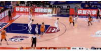 《古德温精准击地传球，张镇麟底线巧妙虚晃上篮，力挽狂澜实现追平！》