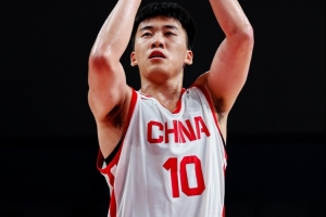 王俊杰依旧担任高效大前锋 有机会便发起进攻 抗击力出众