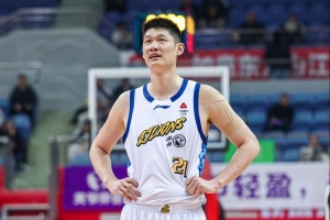 回天无力！胡金秋16投8中，得分20分并抢下9个篮板，其中6个为前场篮板