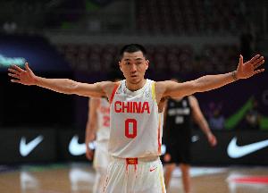 机会稀少！高诗岩4投1中&三分3投0中仅得2分2板 3次犯规