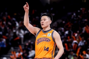 《狂揽14分14篮板2助攻2抢断，李弘权火力全开，篮板球统治全场》