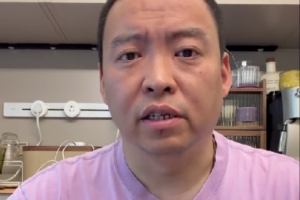 解说：米奇初期失误，不当用文班防守唐斯，应防守哈特