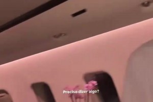 勤俭持家？恩德里克私人飞机上穿破洞袜子！
