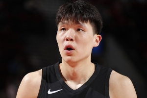 开拓者自媒体：签约卡尔森与保留罗威意图明显，球队对杨瀚森信心不足