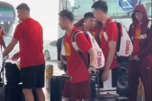 网友记录中国男篮北京机场启程赴杭州进行热身赛