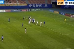 这球有多远？！中甲赛场上演超远距离任意球得分，中场附近一脚射门精准命中死角！