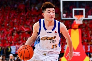 孙铭徽状态低迷，投篮命中率仅7中2，三分线外4投1中，全场仅得5分2篮板3助攻，正负值贡献为-7。