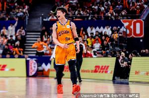 王哲林虽无得分入账却展现积极态度，5投1中仅得4分，贡献7篮板1助攻1盖帽及4个前场板，罚球8中2。