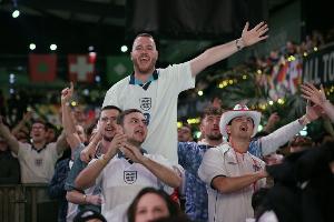 英格兰球迷对墨西哥比赛时间更改表示不满：球迷再次遭受轻视