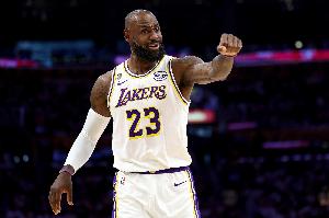 Lowe：詹姆斯41.5岁高龄仍霸占NBA推特榜首，职业生涯实属罕见