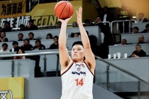 李弘权上半场投篮精准，4投4中，三分球3投3中，贡献11分2篮板1助攻。
