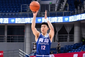 报道：青岛队新赛季备战仅7人参与，段昂君在外单独训练