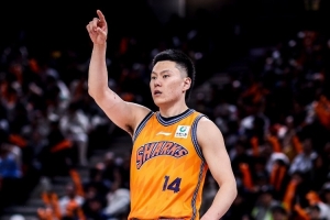 李弘权高效发挥，6投5中加三分5投4中，斩获16分6篮板1助攻。