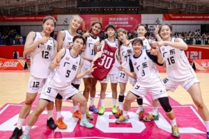 广东U21女篮齐心协力，勇攀高峰，凭毅力夺得冠军荣耀