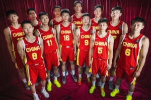 媒体人指出：对方身体对抗极为激烈，国青队员们应对起来感到有些困惑