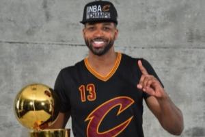 《NBA传奇人物TT宣布退役？美媒报道引发热议，本人澄清：纯属子虚乌有》
