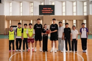 《走进校园，篮球公益行——肯帝亚男篮助力马相伯初级中学梦想启航》